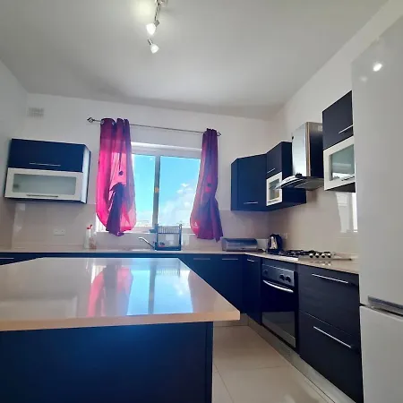 아파트 Qawra Penthouse With Seaviews, 2 Bedrooms, 2,5 Baths *