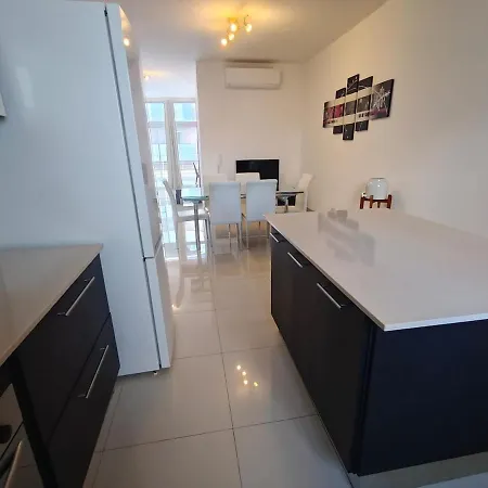 아파트 Qawra Penthouse With Seaviews, 2 Bedrooms, 2,5 Baths