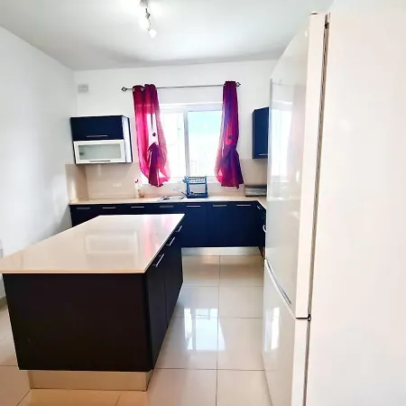 Qawra Penthouse With Seaviews, 2 Bedrooms, 2,5 Baths 아파트